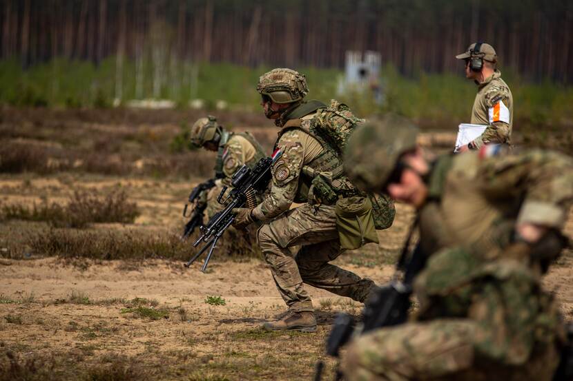 Militairen oefenen op schietbaan.